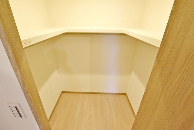 香枦園スカイハイツの収納|-納戸（7.2帖）-
ダウンライト付きのWICLを備えており、プライベート用品をすっきり収納することが出来ます。