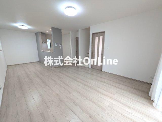 八尾市上之島町南７丁目の一戸建ての居間・リビング
