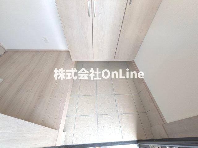 八尾市上之島町南７丁目の一戸建ての玄関