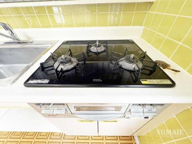 志茂戸建のキッチン|3口ガスコンロです