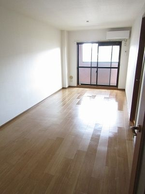 シャンブル　Ⅱ　　　刈谷市の賃貸はクラスホーム刈谷店の居間・リビング