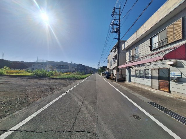 高崎市下豊岡町売土地の前面道路含む現地写真