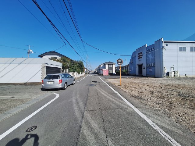 高崎市下豊岡町売土地の前面道路含む現地写真