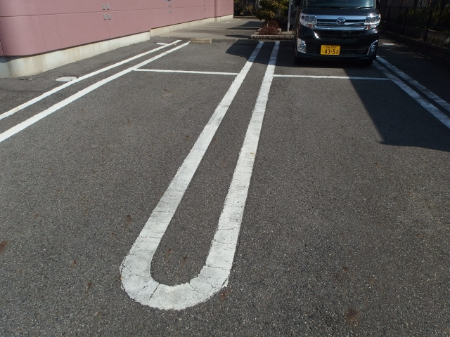 ルミナスの駐車場