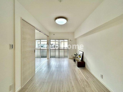 【居間・リビング】 | アルカディア東駒形 | 【リビングダイニング】一日の中で多くの時間を過すことになるリビングダイニングだからこそ、いつも穏やかな空間であることが必然。爽やかな通風と採光を存分に感じる事が出来る空間です。