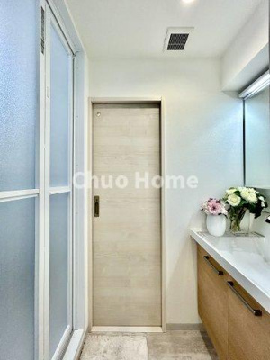 【脱衣所】 | アルカディア東駒形 | 【洗面所】明るい洗面所は朝をすっきりさせてくれる空間です。バタバタしている忙しい朝でも収納が多い洗面台では短い時間で効率良く支度ができます。