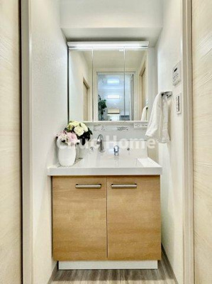 【独立洗面台】 | アルカディア東駒形 | 【洗面化粧台】洗面化粧台には三面鏡を採用。身だしなみを整えやすい事はもちろんですが、鏡の後ろに収納スペースを設ける事により、散らかりやすい洗面スペースをすっきりさせる事が出来るのも嬉しいですね