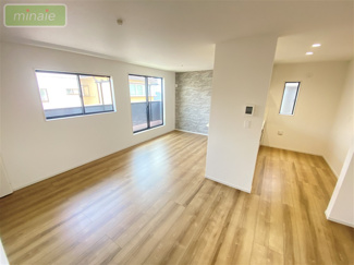 【居間・リビング】 | 小学校徒歩5分　SIC　ZEH水準の長期優良住宅　市川市南大野2　全2棟　2号棟 | 約16帖の開放的なゆとりのあるリビングです♪
ご家族が集まる居心地の良い空間で家族の会話が増えそうです♪