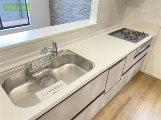 【キッチン】 | 小学校徒歩5分　SIC　ZEH水準の長期優良住宅　市川市南大野2　全2棟　2号棟 | お料理をしながらリビング全体を見渡すことができるのでご家族との会話が増えそうです♪