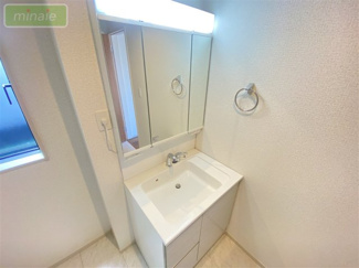 【独立洗面台】 | 小学校徒歩5分　SIC　ZEH水準の長期優良住宅　市川市南大野2　全2棟　2号棟 | 三面鏡の裏や下段にも収納スペースが豊富♪