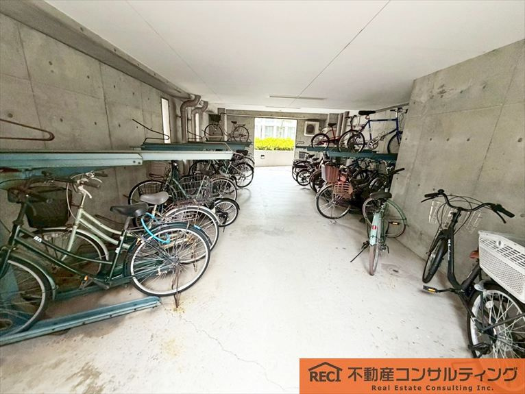 ドルチェ東灘の駐車場