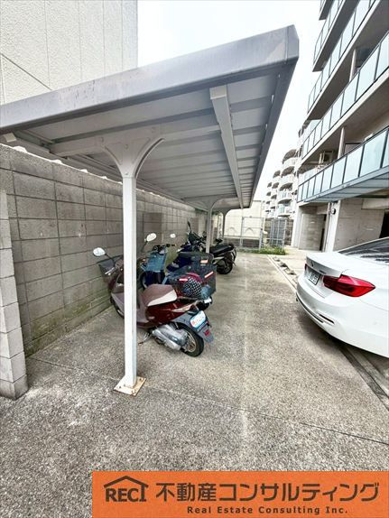 ドルチェ東灘の駐車場