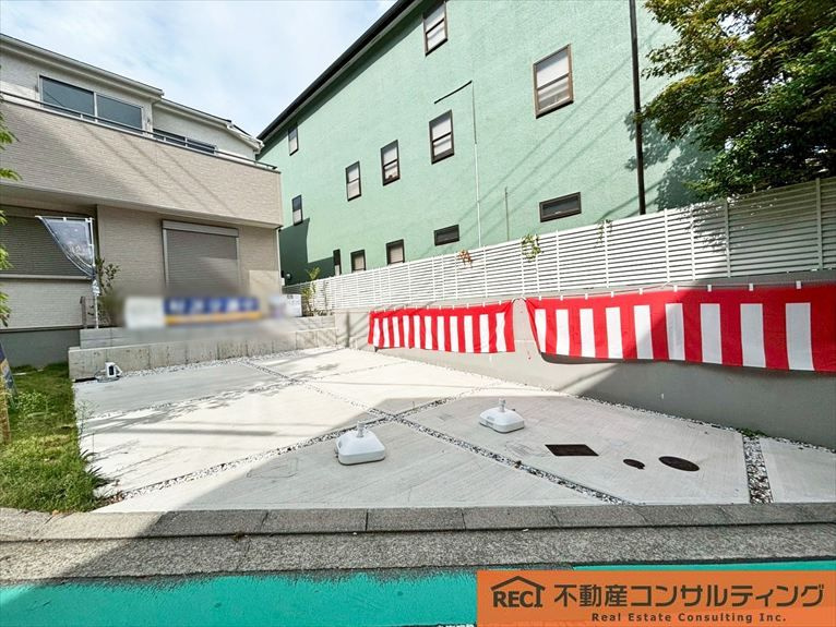 西宮市苦楽園二番町　新築戸建の駐車場