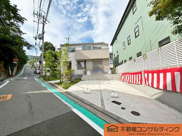西宮市苦楽園二番町　新築戸建の前面道路含む現地写真