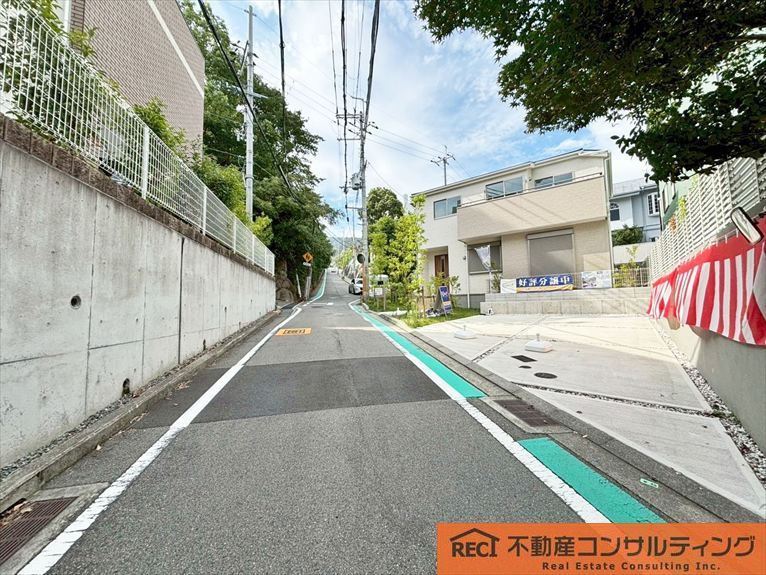 西宮市苦楽園二番町　新築戸建の前面道路含む現地写真