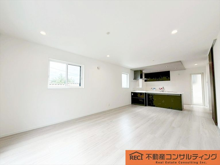 神戸市東灘区鴨子ヶ原3丁目　新築戸建の居間・リビング|広々１８帖のリビング