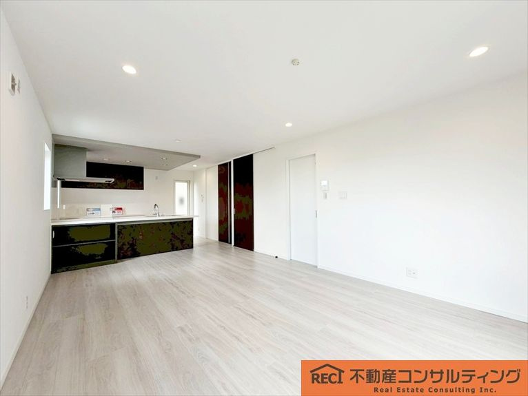 神戸市東灘区鴨子ヶ原3丁目　新築戸建の居間・リビング|乾太くんや床暖房など住宅設備が充実