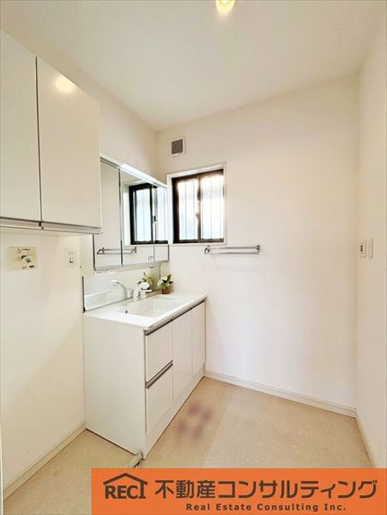 西宮市松並町　中古戸建の独立洗面台