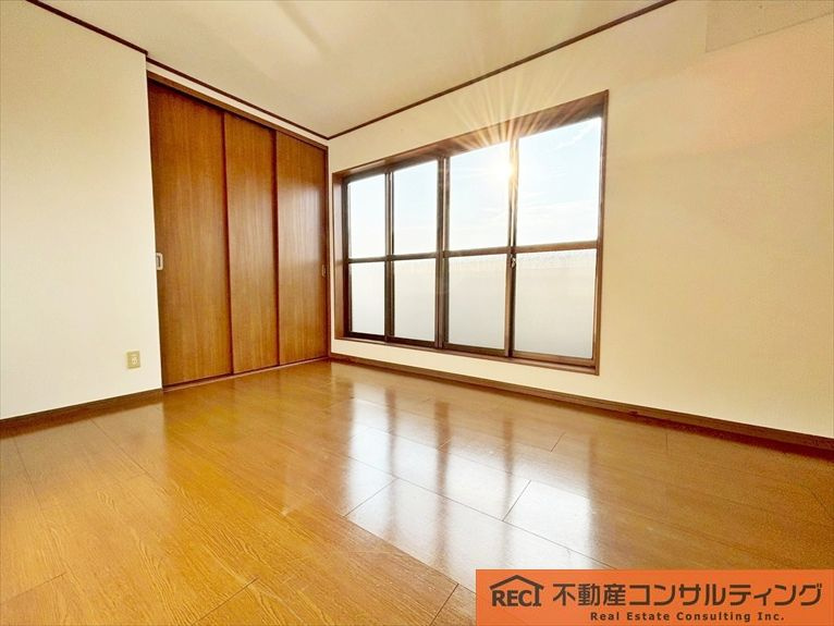 西宮市松並町　中古戸建の居間・リビング|南東向きで陽当たり・通風良好