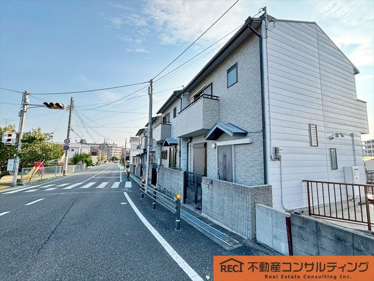 西宮市松並町　中古戸建の前面道路含む現地写真