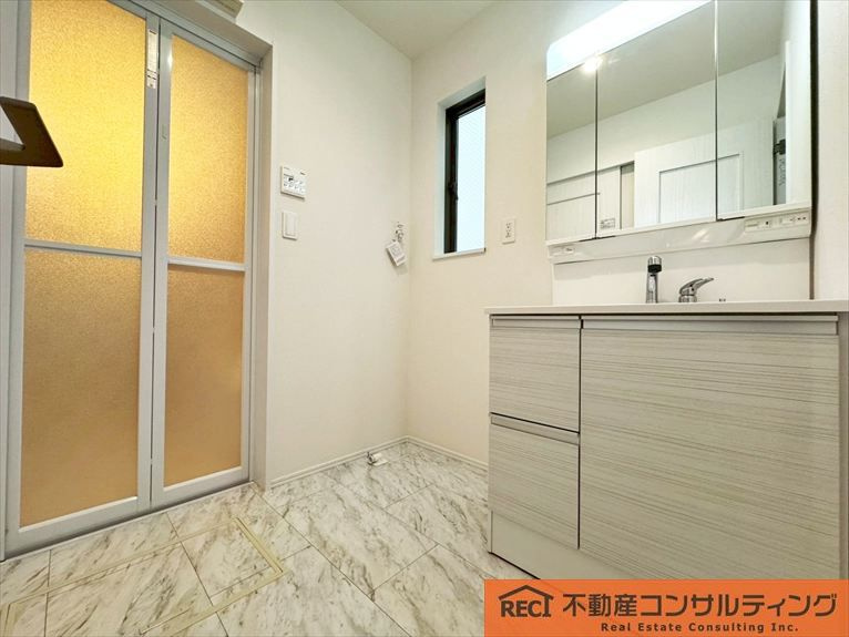 神戸市東灘区深江南町4丁目　新築戸建の独立洗面台