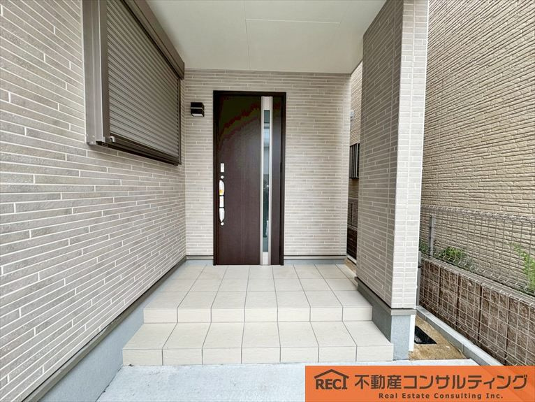 神戸市東灘区深江南町4丁目　新築戸建の玄関