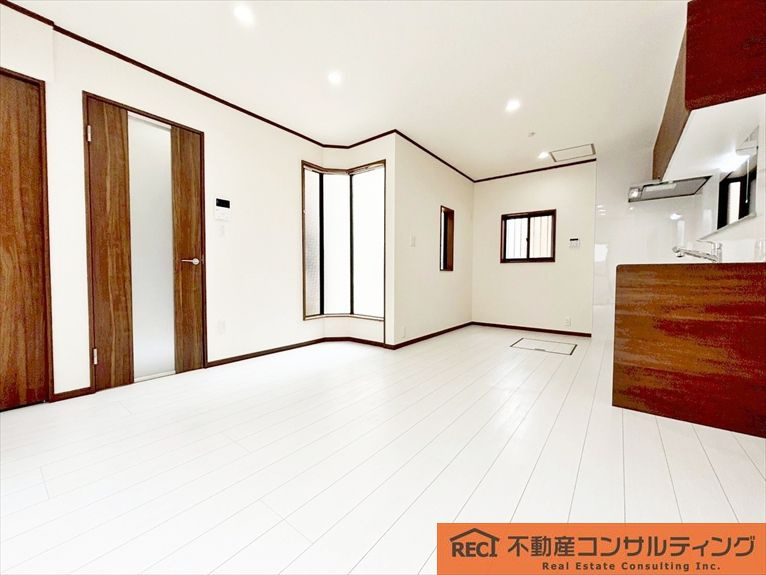 神戸市灘区灘南通6丁目　中古戸建の居間・リビング|軽自動車2台駐車可能