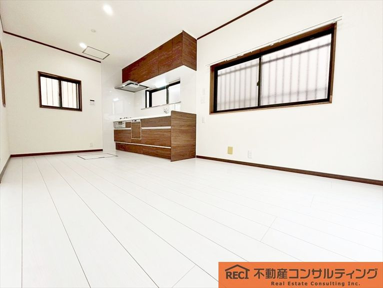 神戸市灘区灘南通6丁目　中古戸建の洋室|白基調の明るいフルリノベーション物件