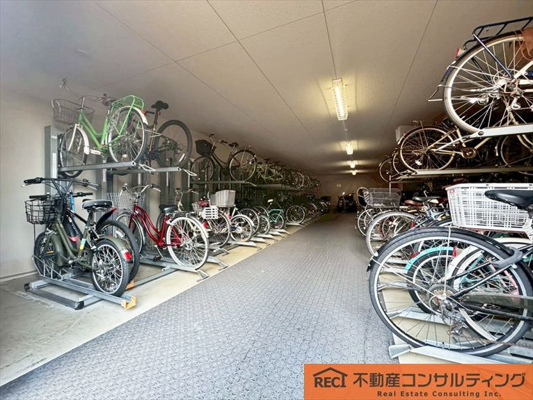 摩耶シーサイドプレイスイースト3番館の駐車場