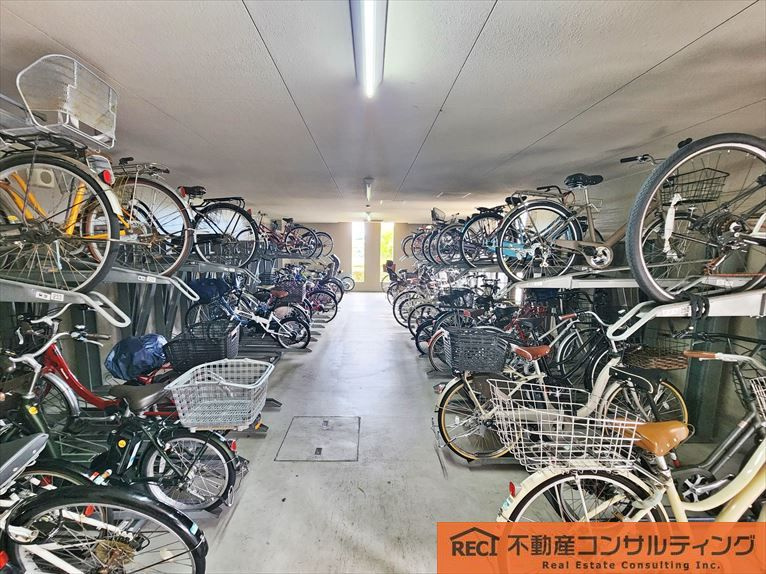 摩耶シーサイドプレイスイースト3番館の駐車場