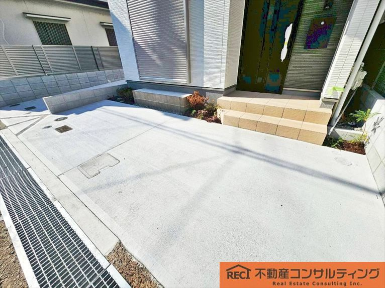 西宮市浜町　新築戸建　1号棟の駐車場