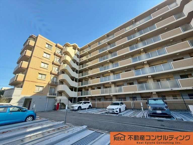 クレアーレ六甲道の駐車場