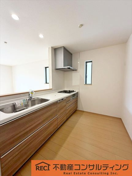 西宮市浜町　新築戸建　2号棟のキッチン|近隣にはスーパー多数あり買い物も困りません