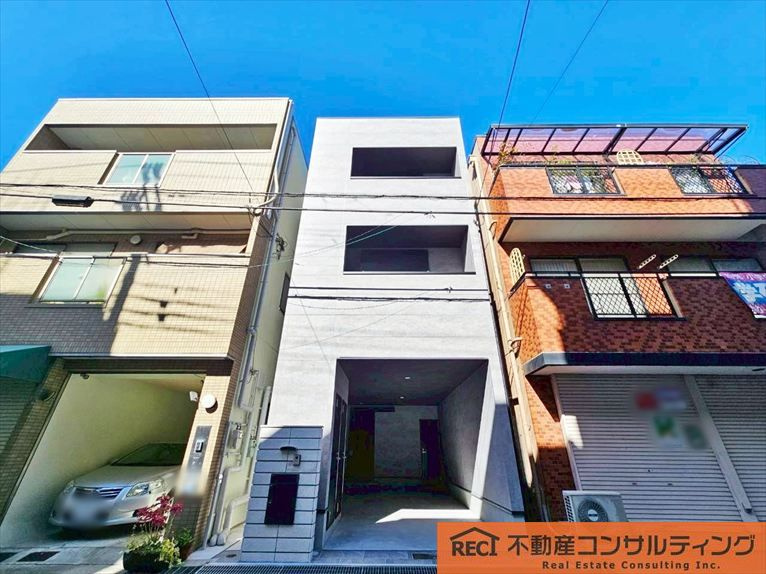 神戸市灘区篠原南町4丁目　新築戸建の外観|前面道路は広々8ｍで駐車が楽々！