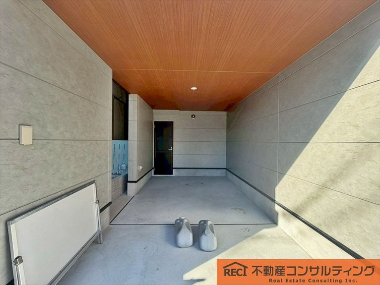 神戸市灘区大石北町　新築戸建の駐車場