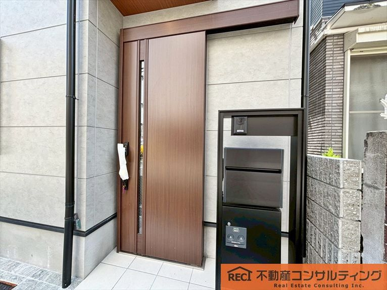 神戸市灘区大石北町　新築戸建のエントランス