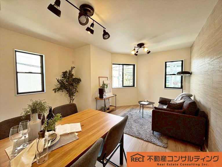 神戸市灘区大石北町　新築戸建の居間・リビング|JR摩耶駅徒歩10分！