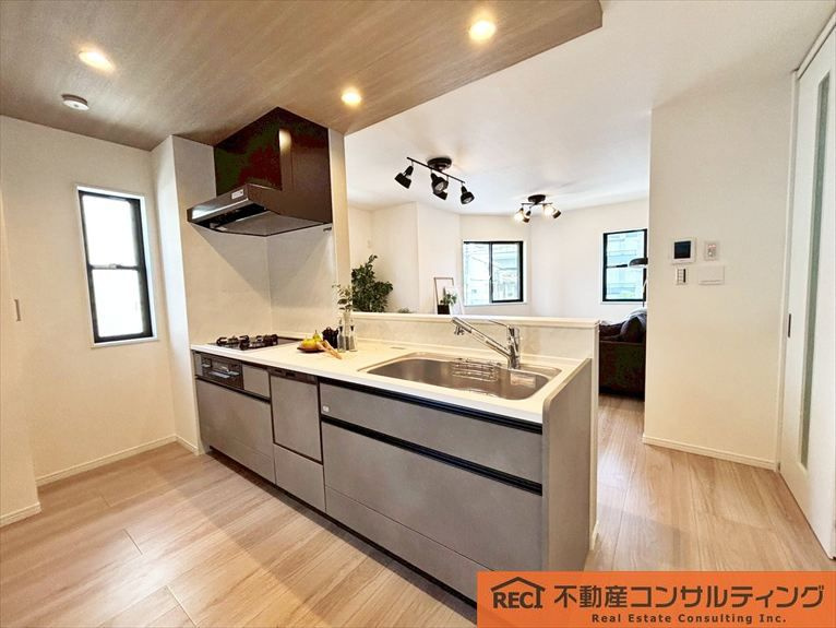 神戸市灘区大石北町　新築戸建のキッチン|お家でミストサウナが楽しめます！