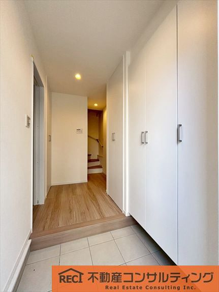 神戸市灘区大石北町　新築戸建の玄関