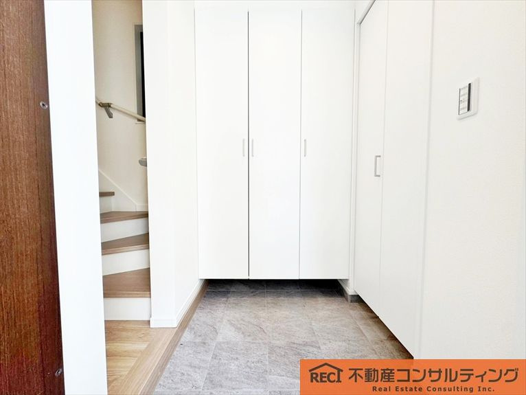 神戸市灘区灘南通1丁目　新築戸建の玄関