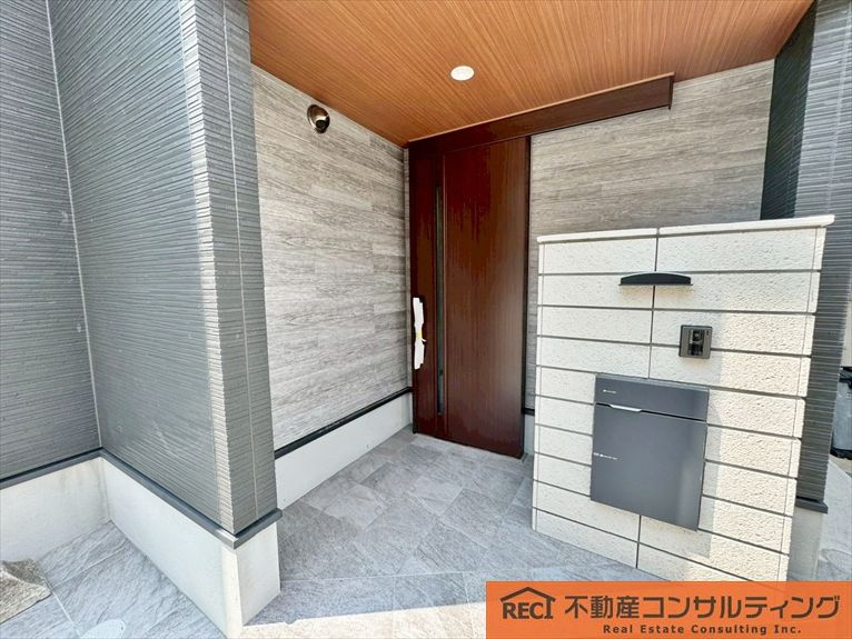 神戸市灘区灘南通1丁目　新築戸建の玄関