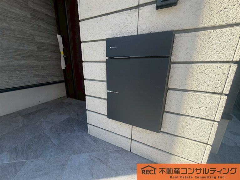 神戸市灘区灘南通1丁目　新築戸建のエントランス