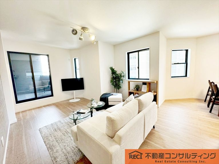 神戸市灘区灘南通1丁目　新築戸建の居間・リビング|住宅設備が充実！