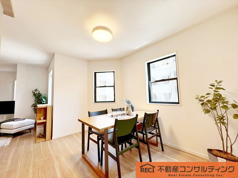 神戸市灘区灘南通1丁目　新築戸建の居間・リビング|カウンターキッチン付き