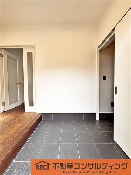 神戸市東灘区渦森台4丁目 新築戸建の玄関