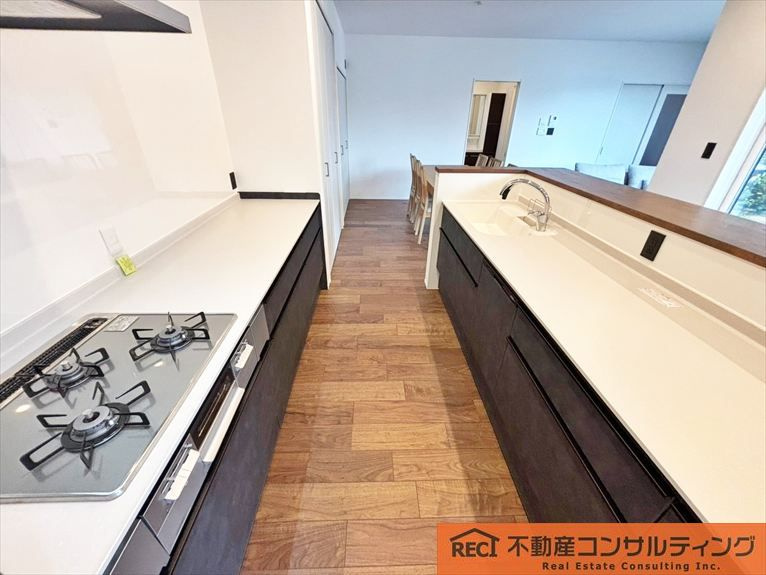 神戸市東灘区渦森台4丁目 新築戸建のキッチン|車3台駐車可能