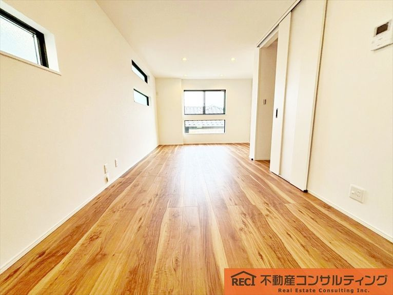 神戸市灘区五毛通２丁目　新築戸建の洋室|南向き陽当り良好