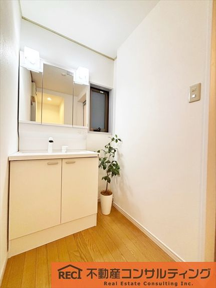 西宮市苦楽園四番町　中古戸建の独立洗面台