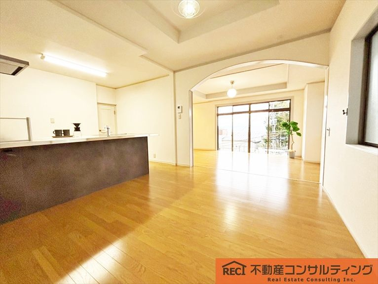 西宮市苦楽園四番町　中古戸建の居間・リビング|内装リフォーム・外壁塗装実施済み