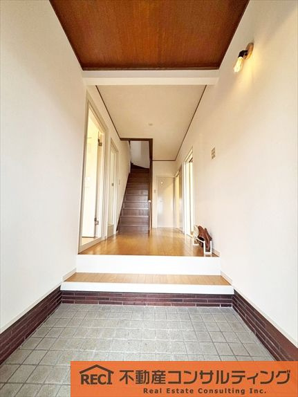 西宮市苦楽園四番町　中古戸建の玄関